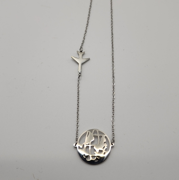 ‼️NEW IN‼️Elegant Silver Globe Pendant Necklace - Picture 6 of 6